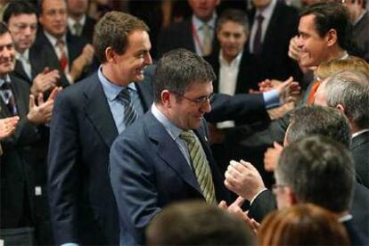 Zapatero y López, durante el acto que ha celebrado esta tarde el PSOE en el Círculo de Bellas Artes de Madrid.