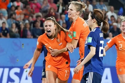Lieke Martens de Holanda celebra la anotación de un penalti ante Japón durante un partido de la Copa Mundial Femenina 2019.