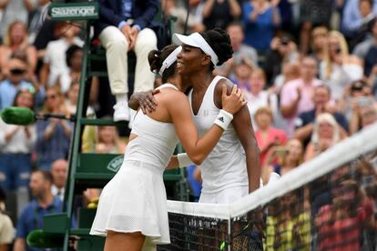 Venus Williams felicita a Garbiñee Muguruza tras su victoria.