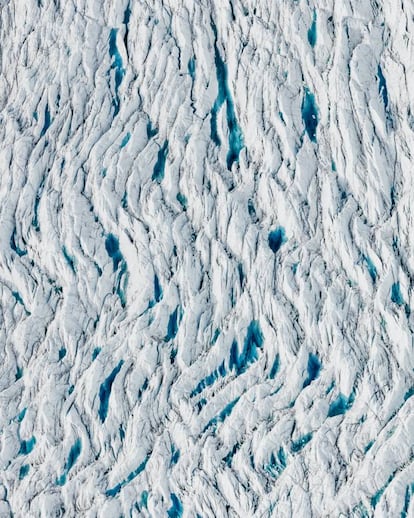 As rachaduras cobertas com água procedentes do degelo, fotografadas a 1.100 metros de altitude.