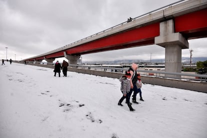 Las bajas temperaturas por el frente frío número 14 han causado estragos en varias ciudades del desértico Estado de Coahuila, habituadas al frío, pero poco acostumbradas a las tormentas invernales. En la imagen, una calle de Saltillo este viernes. 