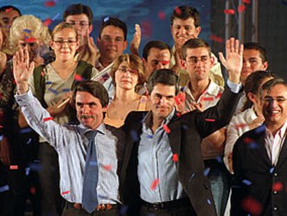 José María Aznar y Adolfo Suárez Illana, ayer, durante el mitin que ofrecieron en Toledo.