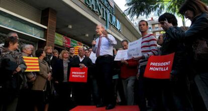 José Montilla durante un mitin ante un mercado de Sant Boi de Llobregat (Barcelona), el 2 de noviembre de 2010.