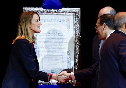 El ministro de Asuntos Exteriores, José Manuel Albares, saluda a la presidenta del Parlamento Europeo, Roberta Metsola, el pasado día 13 en Madrid.