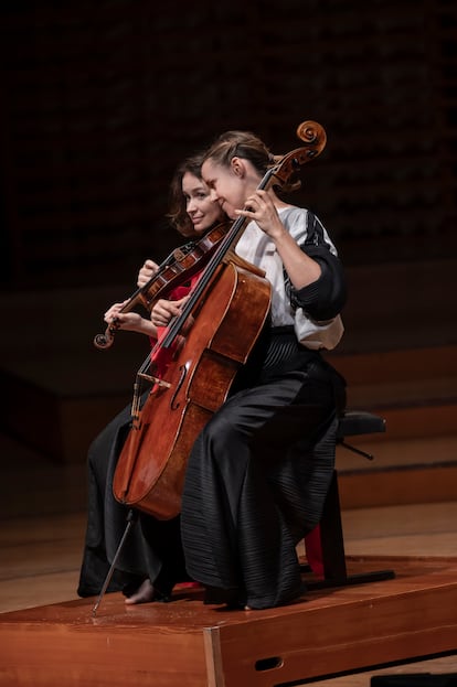 Patricia Kopatchinskaja y Sol Gabetta tocan en ‘pizzicato’, sentadas en la misma banqueta, un ‘Presto’ de Carl Philipp Emanuel Bach.