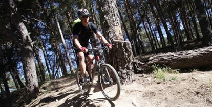 Un ciclista en el Monte Abantos.