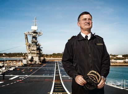 Juan Rodríguez Garat, 53 años, es Jefe del Grupo 2 de Acción Naval, que incluye un portaaviones. Su carrera es la perfecta combinación de destinos operativos (ha estado embarcado 20 años), de enseñanza y de gestión