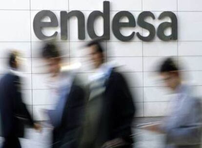 Un grupo de personas, ante la sede de Endesa en Madrid.