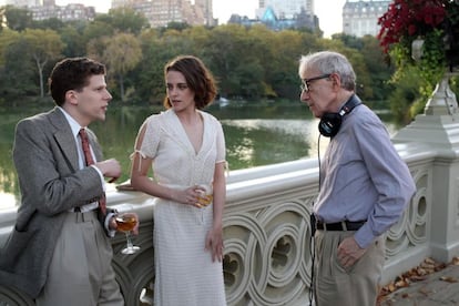 Jesse Eisenberg, Kristen Stewart y Woody Allen, en un momento del rodaje de 'Café Society'.