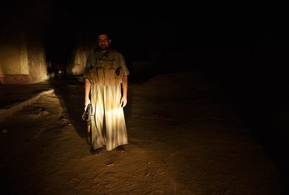 Sabah, de 29 años y expolicía, recibió 25 latigazos durante los dos años que reinó el califato en su pueblo. Y todo ello, por fumarse un pitillo. Hoy, cuatro meses después de que las tropas iraquíes expulsaran al ISIS de Haj Alí, se pasea vestido con una pechera militar ceñida sobre la túnica y fusil en mano patrullando por la noche para evitar una nueva embestida yihadista.