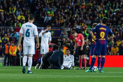 Cristiano se duele del tobillo en el césped del Camp Nou.