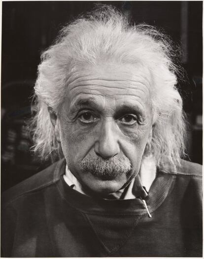 Philippe Halsman va fer aquest fams retrat d'Albert Einstein. El cientfic va recolzar, juntament amb Thomas Mann i Sigmund Freud, una campanya per treure un jove Halsman de la pres on complia condemna per una falsa acusaci de parricidi. 