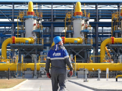 Un trabajador de la compañía Gazprom, en julio del año pasado en una fábrica de la compañía en la región de Leningrado.