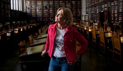 Ariza en la biblioteca del Ateneo de Madrid, donde su padre acudía a leer y estudiar cuando ella y sus hermanos eran pequeños.
