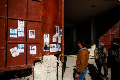 Fotos de desaparecidos en el exterior de la prisión de Saidnaya, Siria. 