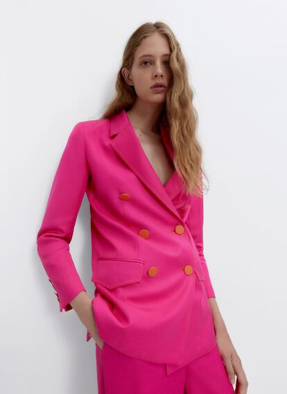 Si eres de las que se resisten a abandonar el verano, apuesta por esta americana en rosa fucsia con botones forrados de tela naranja de Uterqüe. Un chute de energía con el que combatir los días más grises del otoño. 159€

 