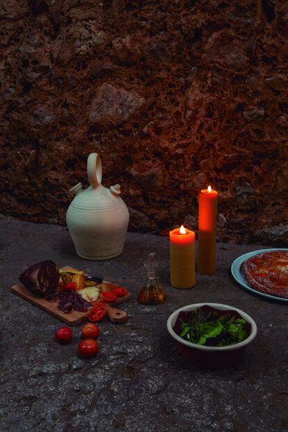 El Mediterráneo no es solo sinónimo de atardeceres, calas de agua turquesa y pueblos de piedra caliza. También es cuna de un diseño industrial que busca hacernos la vida más fácil. La paella, las tablas de madera o las velas de cera de abeja son algunos integrantes de Camper Goods, la línea de la marca de calzado mallorquina formada por objetos muy nuestros con un diseño bonito y sencillo a la par que duradero. Precio: conjunto de velas (60 euros) y tablas de cortar (a partir de 30 euros) en camper.com.