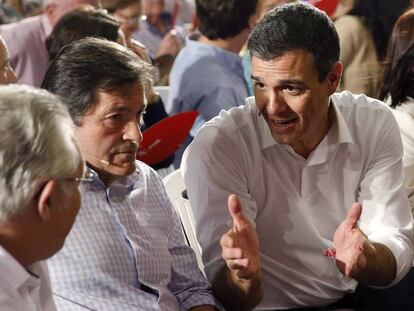 Pedro Sánchez, a la derecha, con el presidente de Asturias, Javier Fernández.