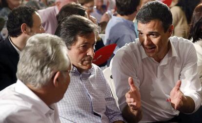 Pedro Sánchez, a la derecha, con el presidente de Asturias, Javier Fernández.