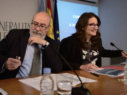 El consejero de Transparencia, Manuel Alcaraz, junto a la portavoz del Consell M&oacute;nica Oltra.