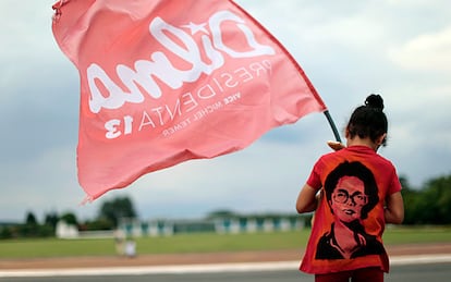 Uma militante do partido PT com uma t-shirt de Dilma Rousseff em Brasilia.