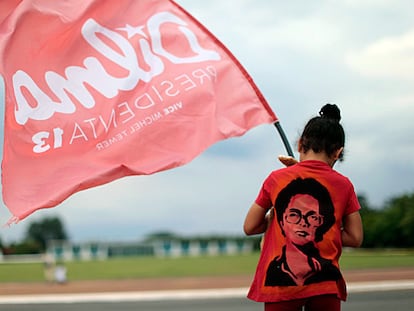 Una militante del partido PT con una camiseta de Dilma Rousseff en Brasilia.