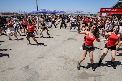 Competición de baile entre los fans de Stray Kids en la puerta del estadio.