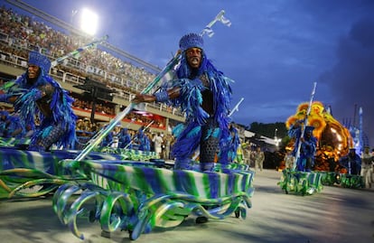 Membros da escola de samba Beija-Flor desfilam no sambódromo.