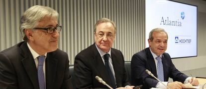 De izquierda a derecha, el consejero delegado de Atlantia, Giovanni Castelluci, y los presidentes Hochtief y ACS, Marcelino Fern&aacute;ndez Verdes y Florentino P&eacute;rez.