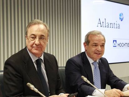 De izquierda a derecha, el consejero delegado de Atlantia, Giovanni Castelluci, y los presidentes Hochtief y ACS, Marcelino Fern&aacute;ndez Verdes y Florentino P&eacute;rez.