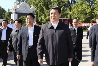 Jinping visita la Universidad de Agricultura de Pek&iacute;n en una foto difundida ayer por Xinhua.