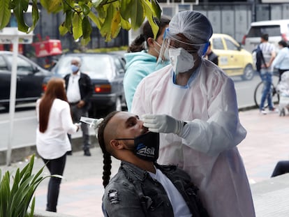 Personal médico hace pruebas de la covid-19, en Bogotá.