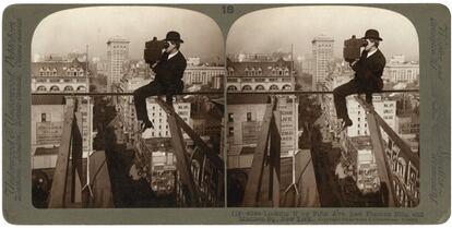 Imagen estereoscópica muestra a uno de los fotógrafos de los estudios de Westwood tomando una fotografía desde un edificio de la Gran Manzana, en este anuncio datado en 1910.
