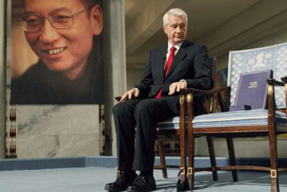 Thorbjoern Jagland, presidente del comité noruego del Nobel, tras colocar en la silla destinada a Liu Xiaobo el diploma y la medalla del premio.