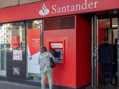 Vista de archivo de una sucursal del Banco Santander.