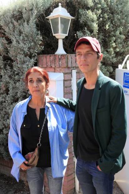 Camilo Blanes y su madre, Lourdes Ornelas, en Torrelodones, Madrid, en septiembre.