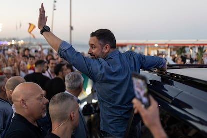 El candidato de Vox, Santiago Abascal, saluda a simpatizantes tras un acto electoral en el barrio de la Barceloneta de Barcelona, el pasado sábado 1 de julio.