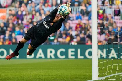 El guardameta del Barcelona, Marc André ter Stegen, para una ocasión de gol. 