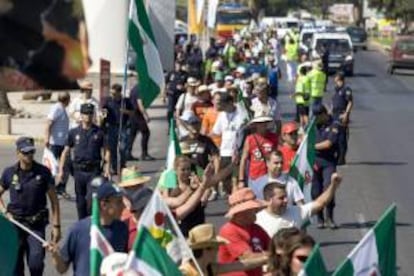 Miembros y simpatizantes del Sindicato Andaluz de Trabajadores (SAT), ayer en El Ejido (Almería).