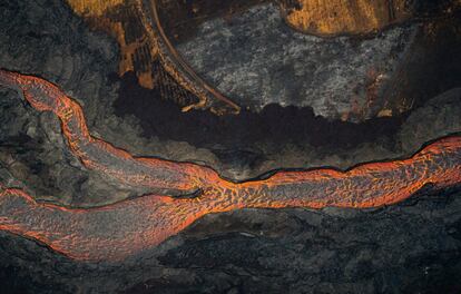 En ningún otro volcán se podía ver lava activa tan de cerca como en el Kilauea. Pero esto ya es historia. <p>En la imagen, un detalle del Kilauea de finales de julio de 2018 que muestra cómo, en ocasiones, la erupción forma ríos de lava que recorren kilómetros hasta que desembocan en el mar.</p>