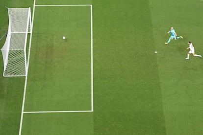 El portero canadiense Milan Borjan concede un gol tras una vaselina del mediocentro marroquí Hakim Ziyech.