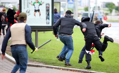 La policía bielorrusa detiene a un manifestante durante una protesta de grupos opositores.