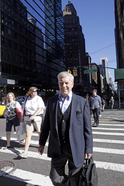 Mario Vargas Llosa, maletín en ristre, ayer como un peatón más en las calles de Manhattan.