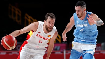 El base Sergio Rodriguez en una acción contra el argentino Luca Vildoza durante el partido entre ambas selecciones en los Juegos Olímpicos de Tokio 2020