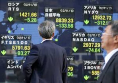 Un hombre de negocios observa un panel con información de la Bolsa de Tokio. El índice Nikkei subió en su apertura de hoy un 0,78 por ciento. EFE/Archivo