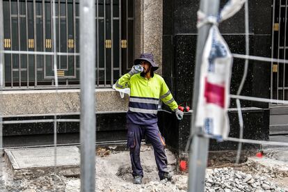 La ola terminará probablemente el domingo, según los cálculos de la Aemet, aunque complica el pronóstico la presencia de una depresión aislada en niveles altos (DANA) —un embolsamiento de aire en capas altas—. De su evolución, que no se puede aún determinar del todo, depende que se inyecte o no más aire cálido al horno ibérico. En la imagen, un obrero se refresca en Madrid.