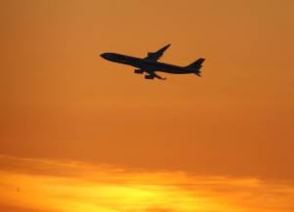 Este vuelo, operado por un avión Airbus 330-200, partió anoche a las 23.55 hora local (00.55 GMT) del aeropuerto de Madrid-Barajas con 285 pasajeros a bordo, casi el cien por cien de su capacidad. EFE/Archivo