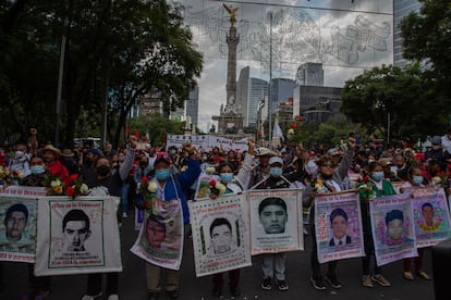 Los padres y familiares de los desaparecidos encabezaron la marcha, que empezó frente al Ángel de la Independencia.