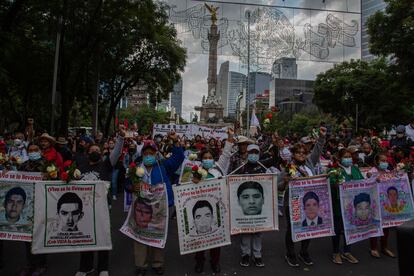 Los padres y familiares de los desaparecidos encabezaron la marcha, que empezó frente al Ángel de la Independencia.