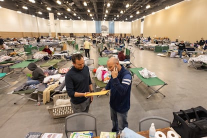 Interior del Centro de Convenciones de Pasadena, el mayor refugio temporal para afectados por el incendio en Los Ángeles.